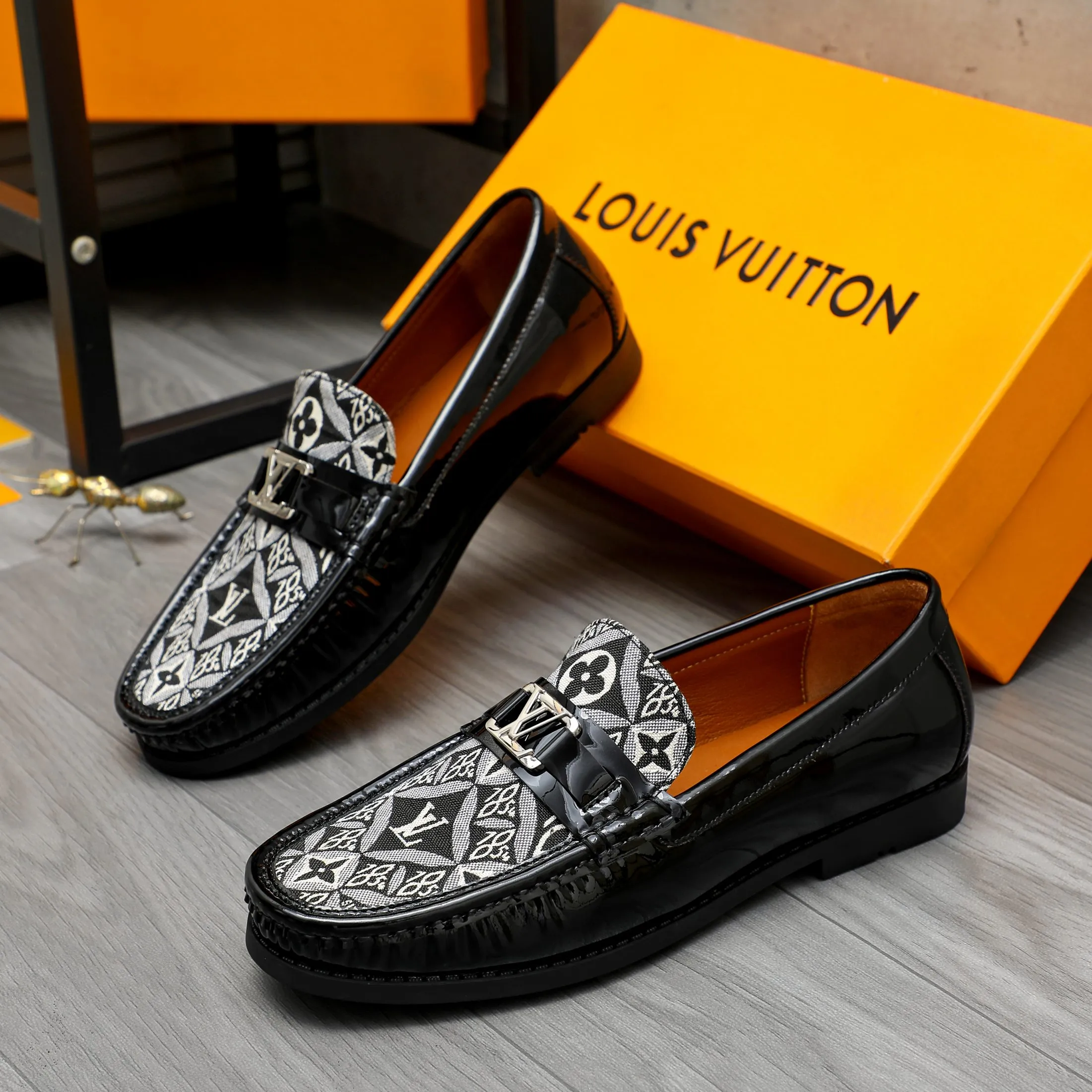 Men's shoes 💰400 Product trademark: LV "Louis Vuitton" casual slip-on shoes Regular size: 38-45 (45 is custom-made and non-returnable) Product material: Selected breathable fabric spliced ​​patent cowhide upper, cowhide lining, rubber outsole